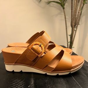 Baretraps posture plus Laralee size 8